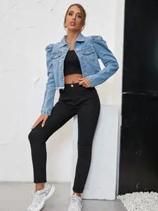 Veste en jean courte bleu clair avec manches bouffantes et détails à l'ourlet effiloché