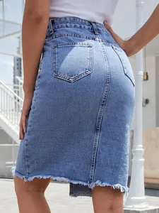 Gonna di jeans longuette a vita alta con spacco posteriore e orlo sfrangiato alla moda