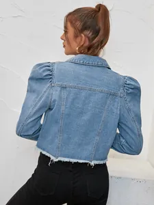 Vue arrière d'une veste en jean courte bleu clair avec manches bouffantes et ourlet brut