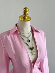 Vista dettagliata di una camicia rosa a righe scollo a V slim fit su un manichino