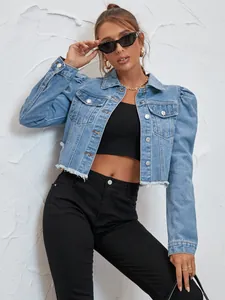 Veste en jean courte de style européen avec manches bouffantes et ourlet brut.