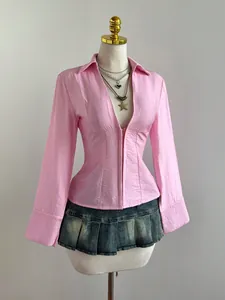Dettaglio di una camicia rosa a maniche lunghe a righe con scollo a V e vestibilità slim