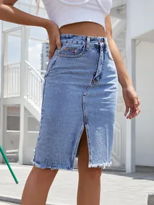 Gonna midi in denim lavaggio chiaro a vita alta con spacco anteriore e orlo a vivo.