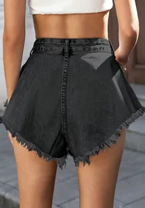 Rückansicht von schwarzen High-Waist-Denim-Shorts mit weitem Bein und ausgefranstem Saum