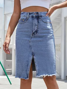 Dettaglio della gonna midi in denim blu a vita alta con spacco frontale e orlo a frange.