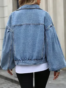 Vista posteriore di una giacca di jeans oversize celeste con maniche a sbuffo alla moda.