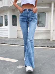 Detailweergave van een blauwe high-waist flare jeans met een slanke pasvorm en rauwe zoom.