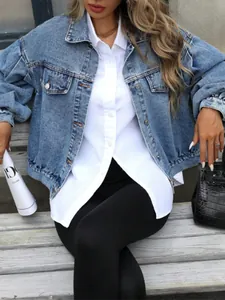 Giacca di jeans corta e ampia da donna, stile casual con camicia bianca e leggings