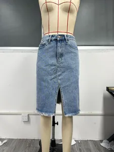 Gonna di denim a vita alta con spacco anteriore e orlo a frange su manichino