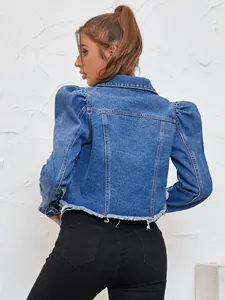 Vue arrière élégante d'une veste en jean bleue avec manches bouffantes et ourlet effiloché