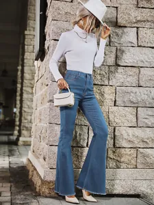 Gedetailleerde weergave van blauwe flare jeans met hoge taille en een modieus rafelrand.
