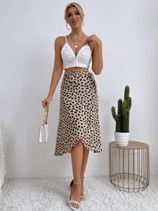 Conjunto de falda midi con estampado de leopardo y top corto blanco para mujer