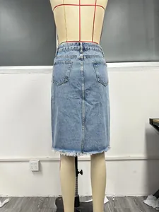 Vista posteriore dettagliata di una gonna midi in denim a vita alta con orlo a vivo e tasche