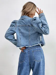 Vue arrière d'une veste en jean courte tendance avec manches bouffantes et ourlet effiloché