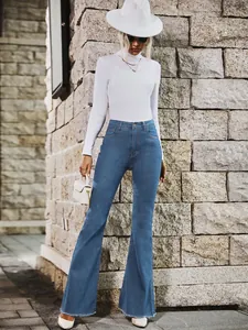 Detail van stijlvolle flare jeans met hoge taille, gerafelde zomen en een moderne slanke pasvorm