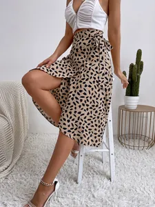 Falda midi cruzada con estampado de leopardo, abertura alta y lazo en la cintura chic.