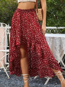 Eleganter roter Blumen-Vokuhila-Rock mit asymmetrischem Rüschensaum für den Sommerurlaub