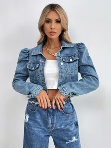 Vue de face d'un mannequin portant une veste en jean bleue courte avec des épaulettes.
