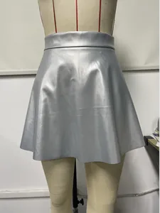 Vista dettagliata di alta qualità di una minigonna in pelle PU metallizzata argento a vita alta.