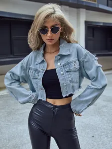 Chaqueta vaquera corta con efecto desgastado y bajo deshilachado de moda urbana.