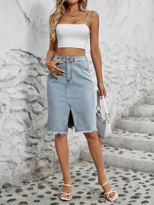 Vista frontale di una gonna di jeans azzurra a vita alta con spacco e orlo a vivo