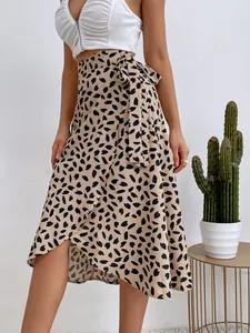 Detalle de una falda cruzada con estampado de dálmata y dobladillo asimétrico chic.