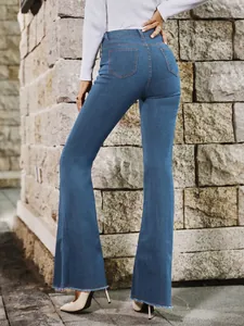 Detailopname van een blauwe flare jeans met hoge taille, onafgewerkte zoom en achterzakken