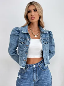 Vue détaillée de la veste en jean courte bleue tendance avec manches bouffantes