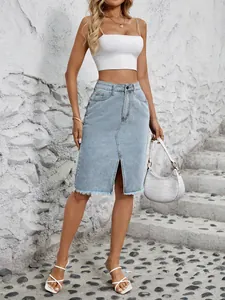 Elegante gonna di jeans a vita alta con spacco frontale e orlo sfrangiato moderno