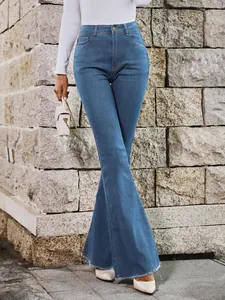 Gedetailleerd overzicht van een blauwe flare jeans met hoge taille en rafelige zoom
