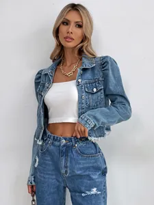 Vue détaillée d'une veste en jean courte élégante avec manches bouffantes et ourlet effiloché