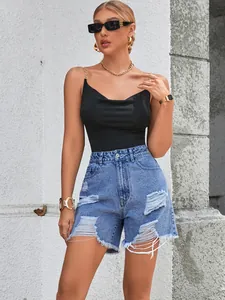 Vue détaillée d'un short en jean déchiré à taille haute bleu clair sur un mannequin