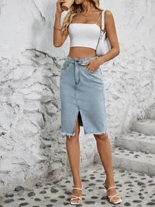 Dettaglio di gonna midi in denim a vita alta azzurro con spacco frontale e orlo sfrangiato