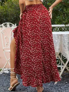 Detailansicht eines roten böhmischen Rocks mit Blumenmuster und asymmetrischem Saum