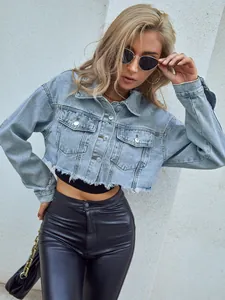 Vista detallada de una chaqueta vaquera corta de moda con pantalones de cuero.