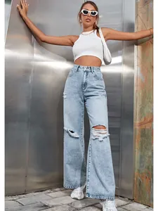 Vue détaillée du jean délavé taille haute pour femme avec genoux déchirés