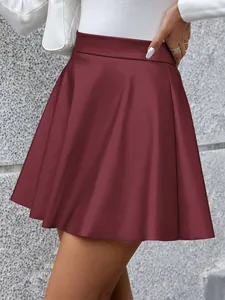 Dettaglio di una minigonna svasata in pelle PU bordeaux a vita alta da donna