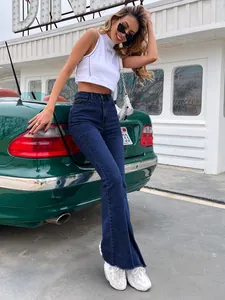 Gedetailleerd overzicht van de donkerblauwe flare jeans met hoge taille en top