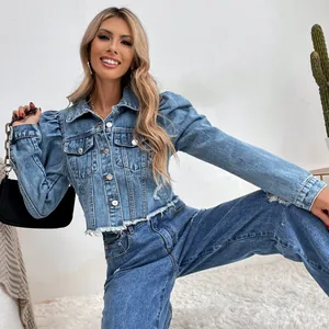 Veste en jean bleue élégante avec manches bouffantes, ourlet brut et détail col à revers