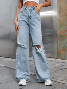 Vue d'ensemble d'un jean bleu clair à taille haute et jambes larges avec genoux déchirés.