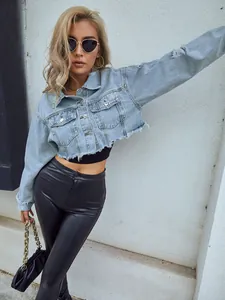 Chaqueta vaquera corta azul claro con dobladillo deshilachado llevada por una modelo
