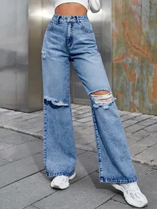 Vue détaillée du jean bleu clair à taille haute et jambes larges avec genoux déchirés et franges