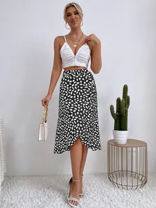Vista completa de falda midi casual con estampado de lunares y abertura lateral