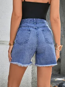 Vue arrière détaillée d'un short en jean taille haute avec ourlet effiloché et poches