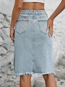 Vista posteriore dettagliata di una gonna longuette in denim a vita alta con frange