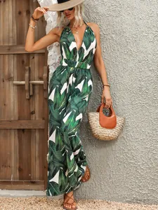 Schicker Jumpsuit mit Palmenblatt-Print, Neckholder und weitem Bein für den Urlaub.