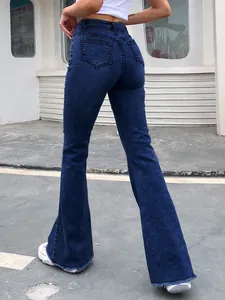 Achteraanzicht van een donkerblauwe flare jeans met hoge taille en slanke pasvorm
