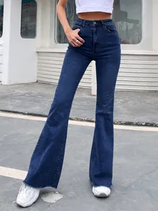 Detailopname van blauwe flared jeans met hoge taille, slanke pasvorm en onafgewerkte zoom