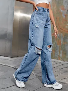Jean large à taille haute avec déchirures aux genoux et détails effilochés tendance