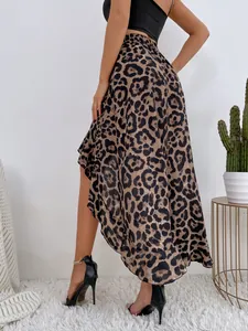 Detailansicht der Rückseite eines sexy Damenrocks mit Leopardenmuster und Saum